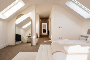 5 bedrooms, desk, iron/ironing board, WiFi