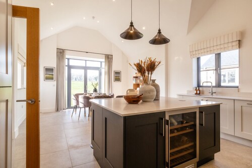 Countryside Retreat with Outdoor Pool in Oxfordshire