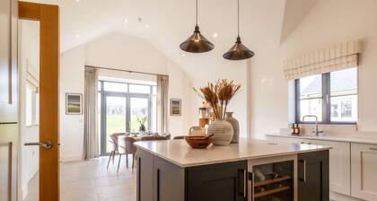 Countryside Retreat with Outdoor Pool in Oxfordshire