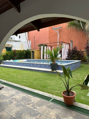 Outdoor spa tub - Spectacular 5-bedroom property with pool , AC, WiFi in  downtown Jaco. (Jacó)