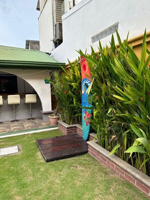 Property grounds - Spectacular 5-bedroom property with pool , AC, WiFi in  downtown Jaco. (Jacó)