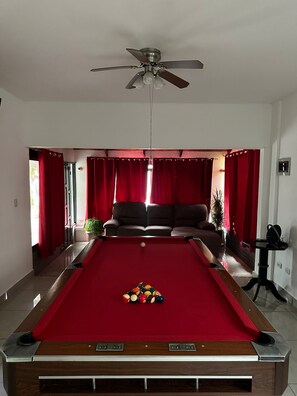 Game room - Spectacular 5-bedroom property with pool , AC, WiFi in  downtown Jaco. (Jacó)