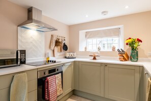 Fridge, microwave, oven, stovetop - The Cowshed | Banham Cottages (Bourton-on-the-Water)