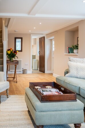 TV - The Cowshed | Banham Cottages (Bourton-on-the-Water)