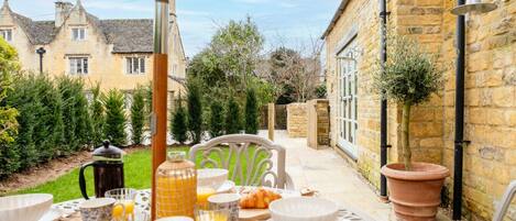 屋外ダイニングエリア