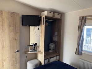2 bedrooms, iron/ironing board, free WiFi, bed sheets - Family Caravan - Sleeps 4 - Dog Friendly - Parking (Perranporth)