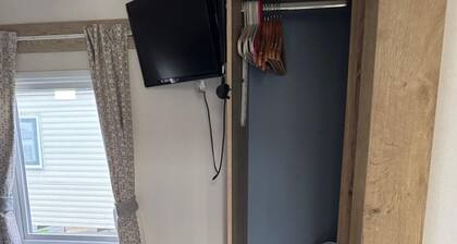 Family Caravan - Sleeps 4 - Dog Friendly - Parking