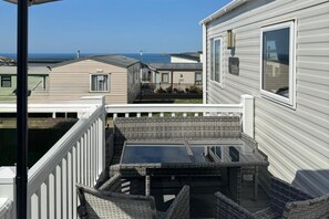 Outdoor dining - Family Caravan - Sleeps 4 - Dog Friendly - Parking (Perranporth)