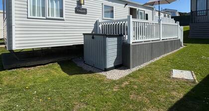 Family Caravan - Sleeps 4 - Dog Friendly - Parking