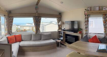 Family Caravan - Sleeps 4 - Dog Friendly - Parking