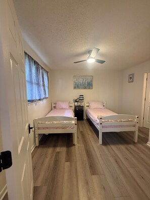 4 habitaciones, escritorio, tabla de planchar con plancha y wifi 