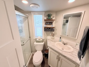 Shower, hair dryer, towels, soap - Cozy cabin in enchanting Sheridan with cool AC and relaxing vibe (Sheridan)