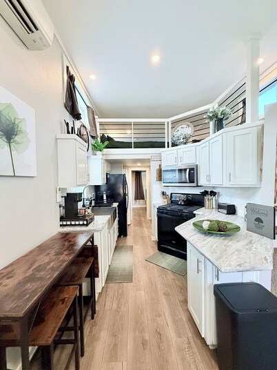 Cozy cabin in enchanting Sheridan with cool AC and relaxing vibe