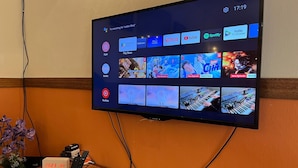 Un téléviseur fixé au mur affiche différents services de diffusion en continu et leur contenu.