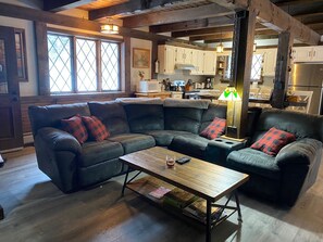 Living area - 4-Bedroom Chalet in Plymouth, Vt. Central to Killington, Woodstock, and Okemo (Plymouth)
