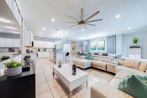 TV - Luxury 9BR Windsor Island Pool Game Room (Davenport)
