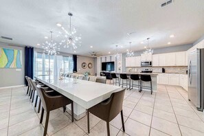 Fridge, microwave, oven, stovetop - Luxury 9BR Windsor Island Pool Game Room (Davenport)
