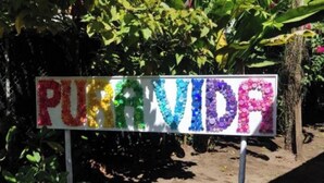 Une enseigne sur laquelle le mot « PURAVIDA » est écrit en lettres colorées.