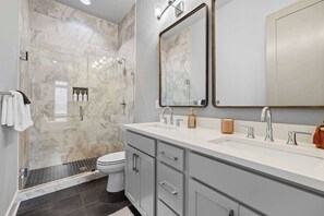 Shower, hair dryer, shampoo - Spacious 4BR Retreat Near Broadway & Downtown (Nashville)