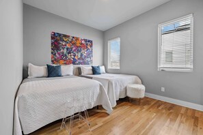 4 bedrooms, iron/ironing board, WiFi, bed sheets - Spacious 4BR Retreat Near Broadway & Downtown (Nashville)