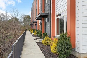 Property grounds - Spacious 4BR Retreat Near Broadway & Downtown (Nashville)