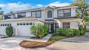 Exterior - Charming 3 Bd, 1 min Mercato, 2 miles from the sunny Vanderbilt Beach in Naples. (Naples)