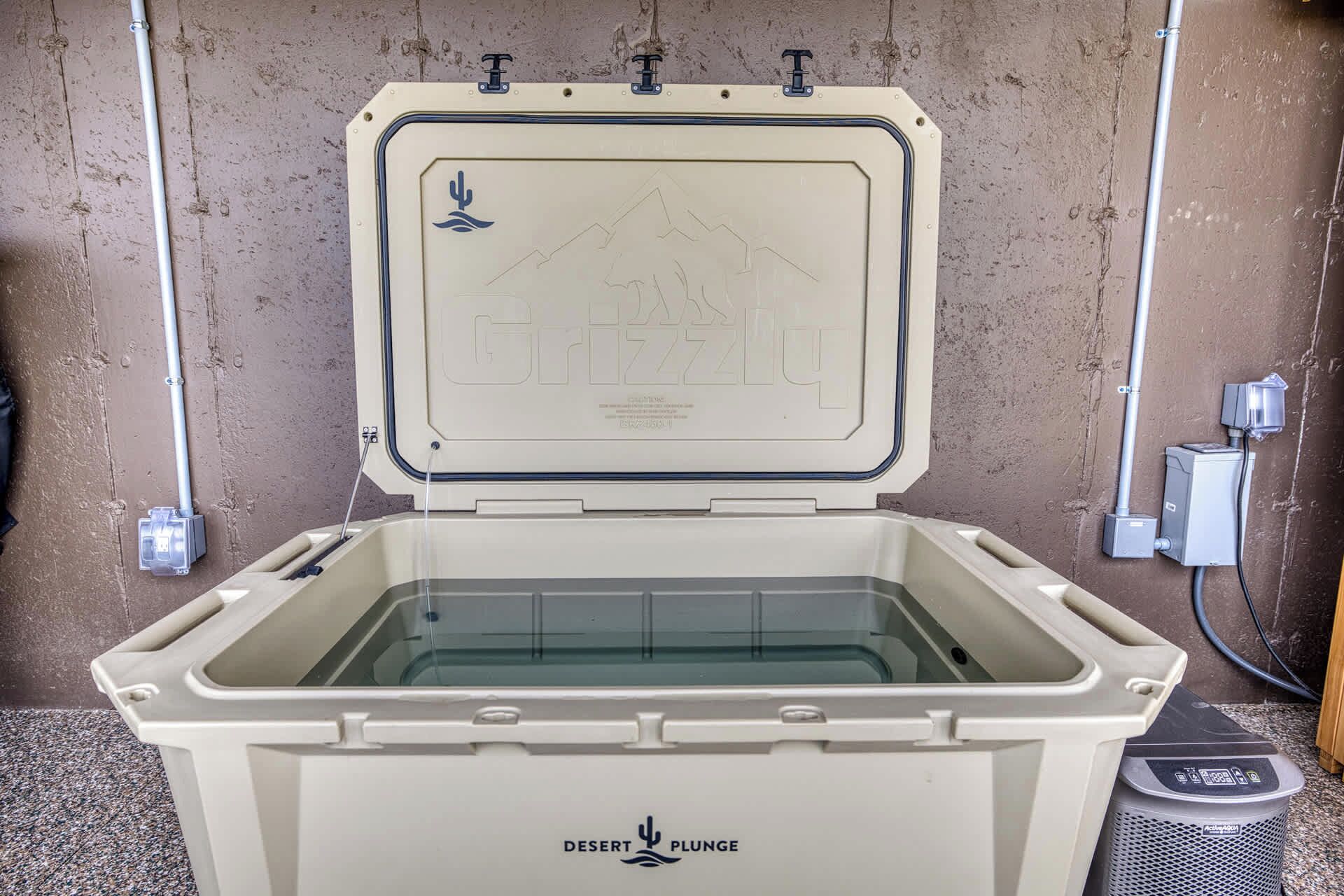 A portable cooler with a clear lid, labeled 'DESERT PLUNGE,' and a cactus symbol.