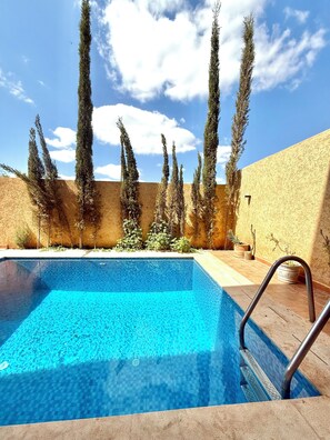 Villa, balcón, vistas a la montaña | Piscina | Una piscina al aire libre