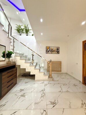 المنشأة من الداخل