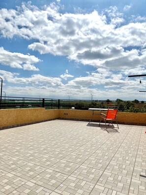 Villa, balcón, vistas a la montaña | Restaurante al aire libre