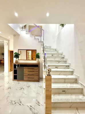 المنشأة من الداخل