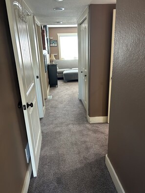 Interior - Cozy 2-bedroom house in serene neighborhood in Overland Park with AC (Overland Park)
