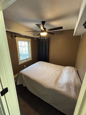 2 bedrooms, free WiFi, bed sheets - Cozy 2-bedroom house in serene neighborhood in Overland Park with AC (Overland Park)