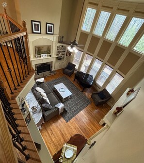 Living area - FIFA READY! Spacious 8-bedroom Retreat in Stone Mountain (stone mountain)