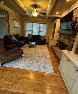 Living area - FIFA READY! Spacious 8-bedroom Retreat in Stone Mountain (stone mountain)