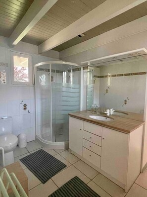 Shower, hair dryer, bidet, towels - Waterfront house: (Lège-Cap-Ferret)