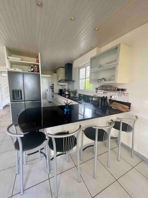 Private kitchen - Waterfront house: (Lège-Cap-Ferret)