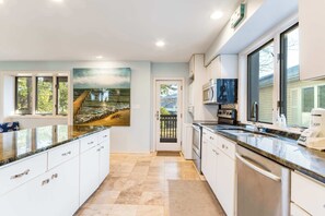 Fridge, microwave, oven, stovetop - Tunnel Ave (Ocean City)
