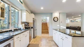 Coffee/tea maker, fridge, microwave, oven