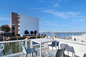 Outdoor dining - 765 Deer Point, 3BR townhome + amazing views from deck with 2 parking spaces (Ocean City)
