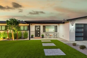 Exterior - Heritage District Retreat- Modern Pool Oasis- Walk to Downtown Gilbert (Gilbert)
