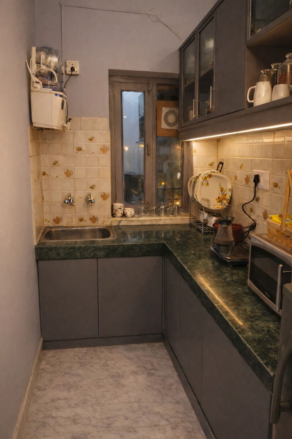 Frigorífico, microondas, horno y placa de cocina