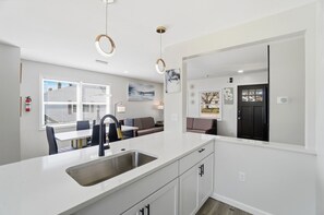 Private kitchen - Cozy 3BR Modern, Family Friendly Home Close to WSU, UD & Wright-Patt AFB (Dayton)