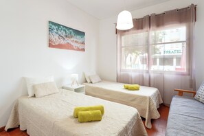 2 bedrooms, iron/ironing board, WiFi, bed sheets - Refúgio No Mar - 1 Minute from the Beach- (Armação de Pêra)