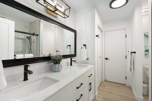 Douche, sèche-cheveux, serviettes fournies, shampoing