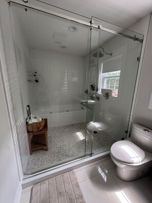 Shower, jetted bath, hair dryer, towels - Canal front 4-bedroom house in Blackwater Sound, Key Largo near Adams Cut (Key Largo)