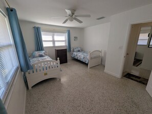 2 bedrooms, iron/ironing board, WiFi, bed sheets - Quaint 2-bedroom house with AC in sunny Sarasota, minutes from Siesta Key (Sarasota)