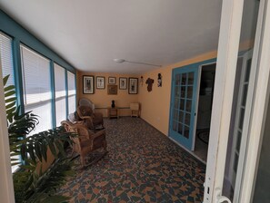 Interior - Quaint 2-bedroom house with AC in sunny Sarasota, minutes from Siesta Key (Sarasota)
