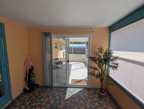 Interior - Quaint 2-bedroom house with AC in sunny Sarasota, minutes from Siesta Key (Sarasota)