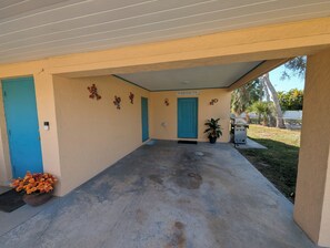 Terrace/patio - Quaint 2-bedroom house with AC in sunny Sarasota, minutes from Siesta Key (Sarasota)